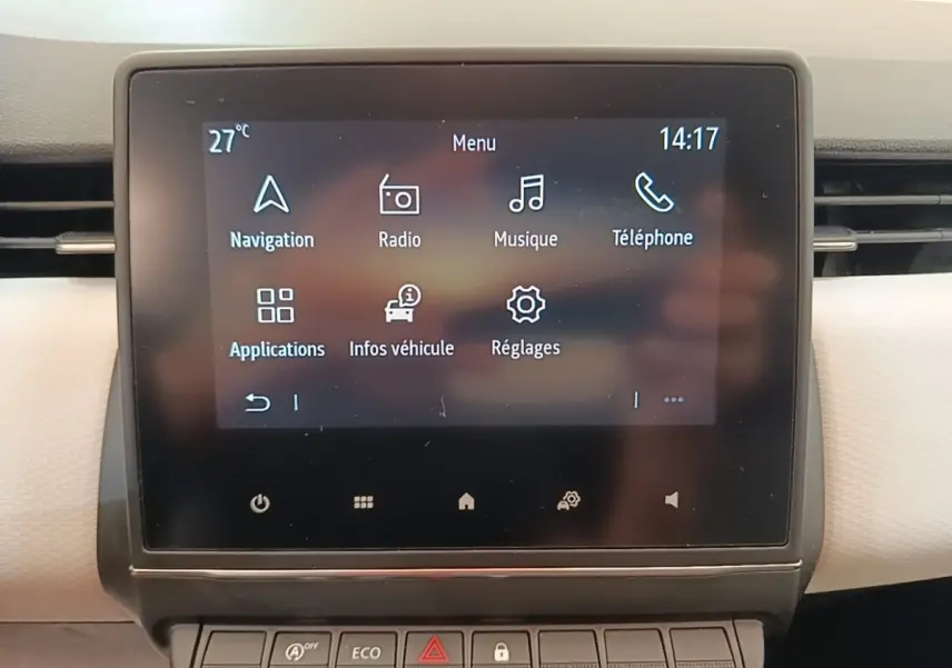 Écran tactile central de la Renault Clio 2023 affichant le menu principal avec options navigation, radio et téléphone.