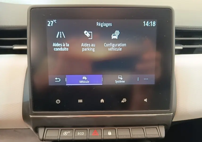 Écran tactile central affichant les réglages d’aide à la conduite dans l’habitacle d’une Renault Clio blanche 2023.