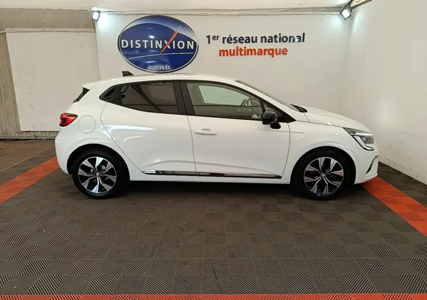 Profil droit d'une Renault Clio blanche 2023 Evolution TCe 90, avec jantes alliage et rétroviseurs noirs.