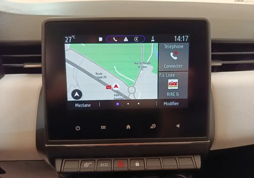 Écran tactile central 7 pouces affichant la navigation dans l’habitacle de la Renault Clio blanche 2023.