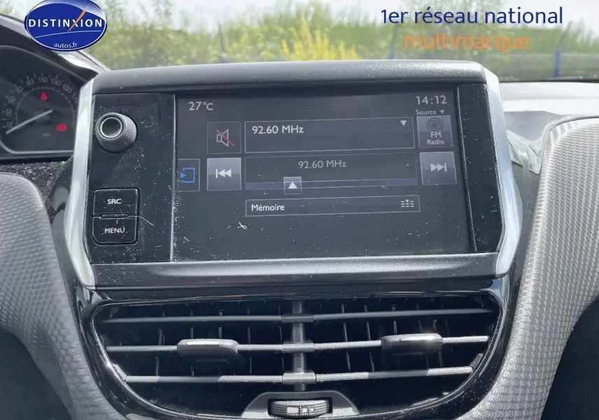 Tableau de bord et écran multimédia du Peugeot 2008 noir métal, affichant la radio FM à 92,60 MHz.