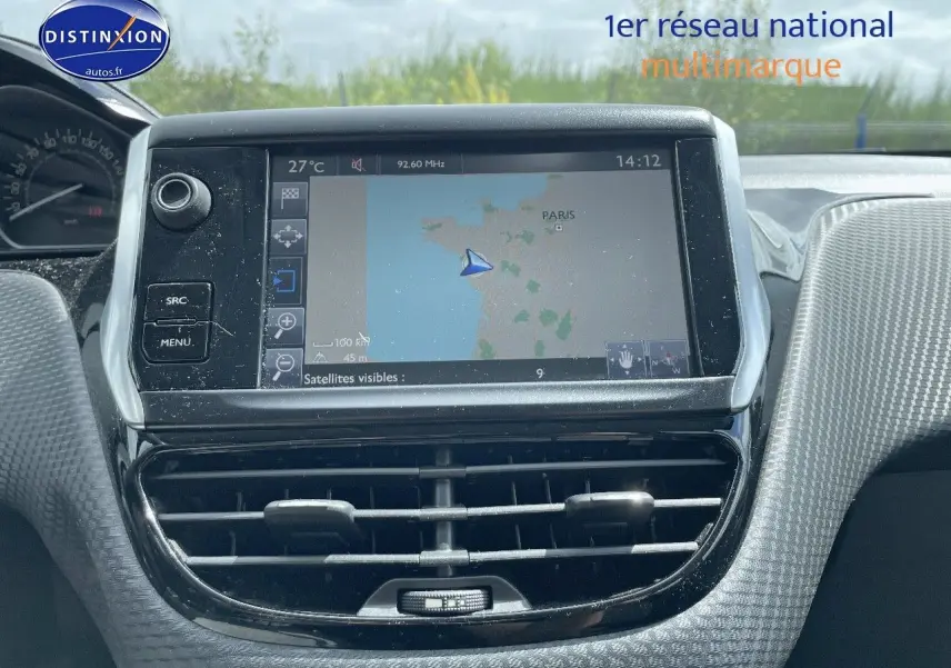 Écran tactile central avec GPS affichant une carte, tableau de bord noir texturé d'une Peugeot 2008 2016.
