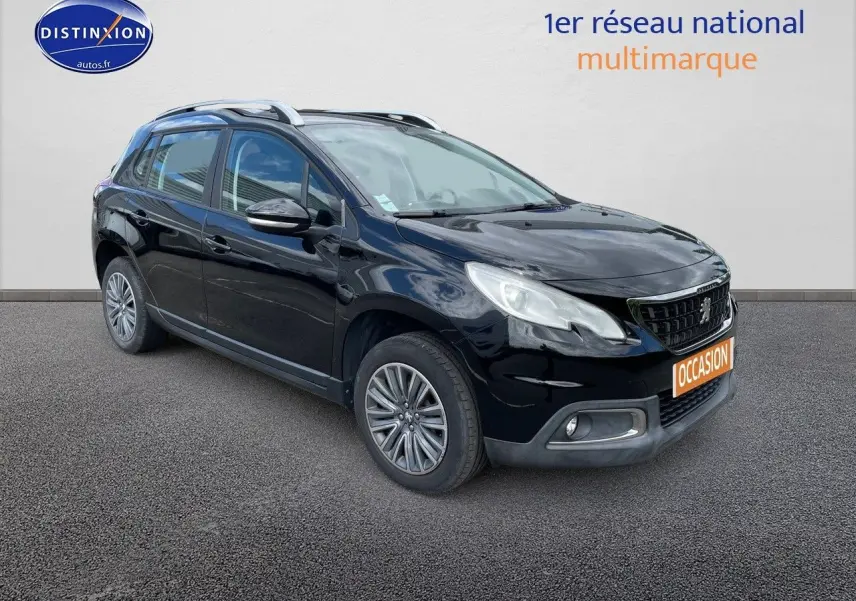 Peugeot 2008 noir métal en 3/4 avant droit, avec jantes alliage et calandre distinctive au lion Peugeot.