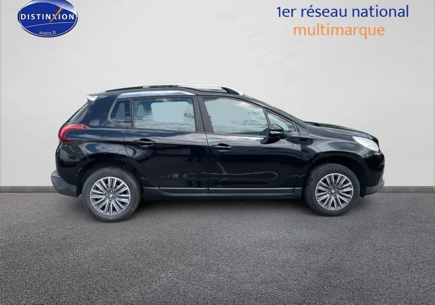 Profil côté droit d'un Peugeot 2008 noir métal de 2016, finition Style, avec jantes alliage et barres de toit visibles.