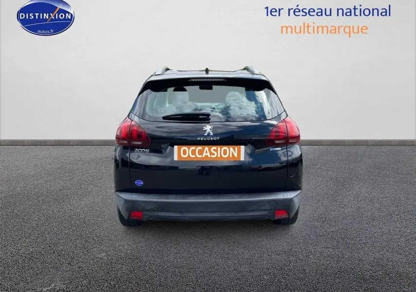 Vue arrière d'un Peugeot 2008 noir métal de 2016 avec feux arrière rouges et plaque "OCCASION" visible.