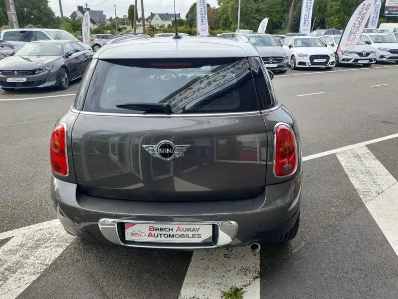 Vue arrière d'une MINI Countryman Cooper D 2014 en Royal Grey avec feux rouges et logo MINI centré.