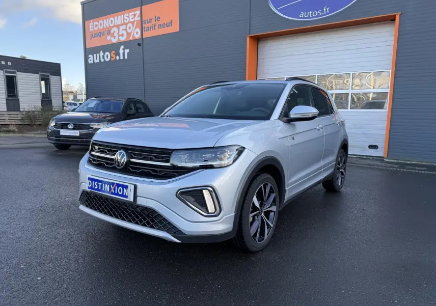 Volkswagen T-Cross 2025 argent métallisé en 3/4 avant droit avec jantes alliage et badge R-Line visible