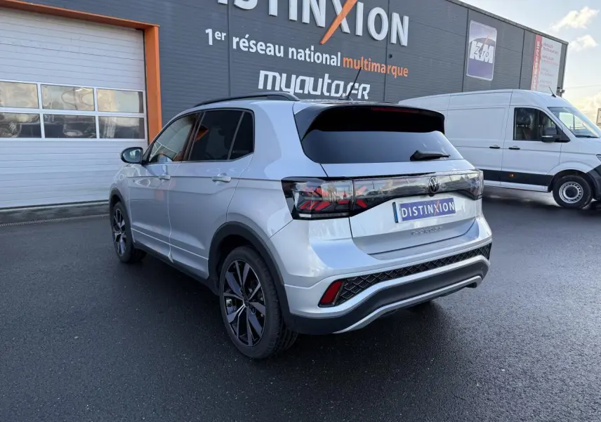 Volkswagen T-Cross R-Line argent métallisé vu en 3/4 arrière droit avec jantes alliage 18 pouces et vitres surteintées.