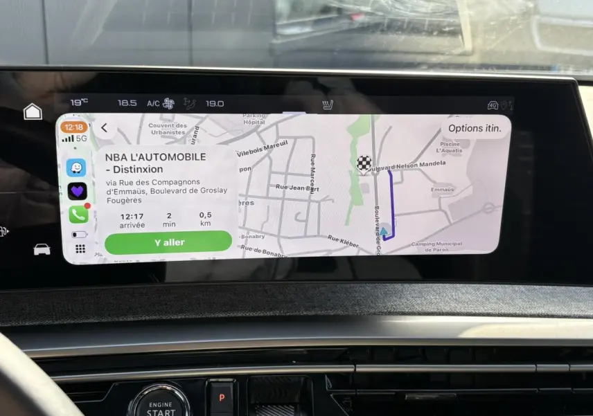 Vue rapprochée de l’écran tactile du GPS panoramique 21 pouces du Peugeot 3008 Hybrid blanc Okenite, affichant un itinéraire.
