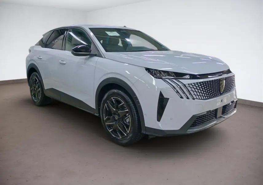 Peugeot 3008 Hybrid blanc Okenite en 3/4 avant droit, avec calandre distinctive et jantes alliage noires.