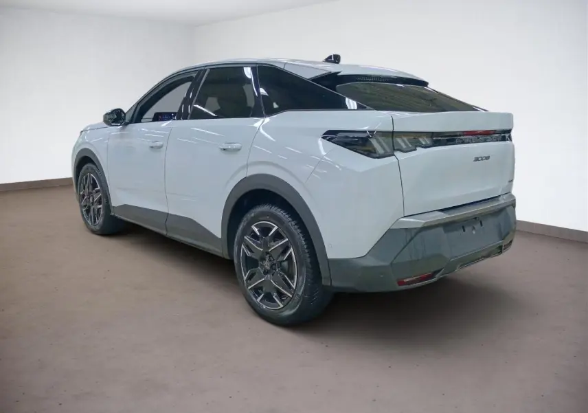 Volant cuir noir compact Peugeot 3008 Hybrid 2025 vu de face avec commandes intégrées et logo lion central.