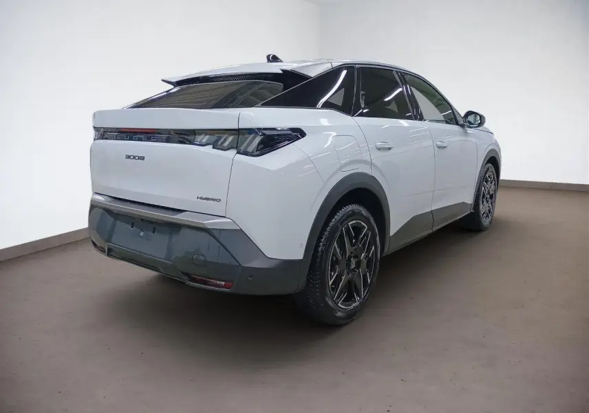 Vue rapprochée du tableau de bord numérique du Peugeot 3008 Hybrid avec affichage des alertes et compteur digital.