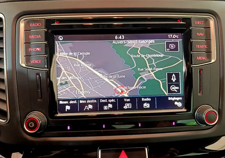 Vue rapprochée de l’écran tactile de navigation 6,5 pouces du Volkswagen Sharan 2017, avec cartes et boutons latéraux visibles.