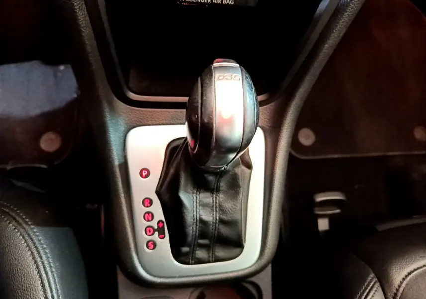 Le levier de vitesses DSG noir et argenté du Volkswagen Sharan 2017, vu de dessus dans l'habitacle.