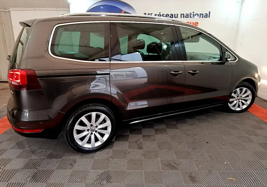 Vue de profil droit d'un Volkswagen Sharan marron 2017, avec jantes alliage et vitres teintées.