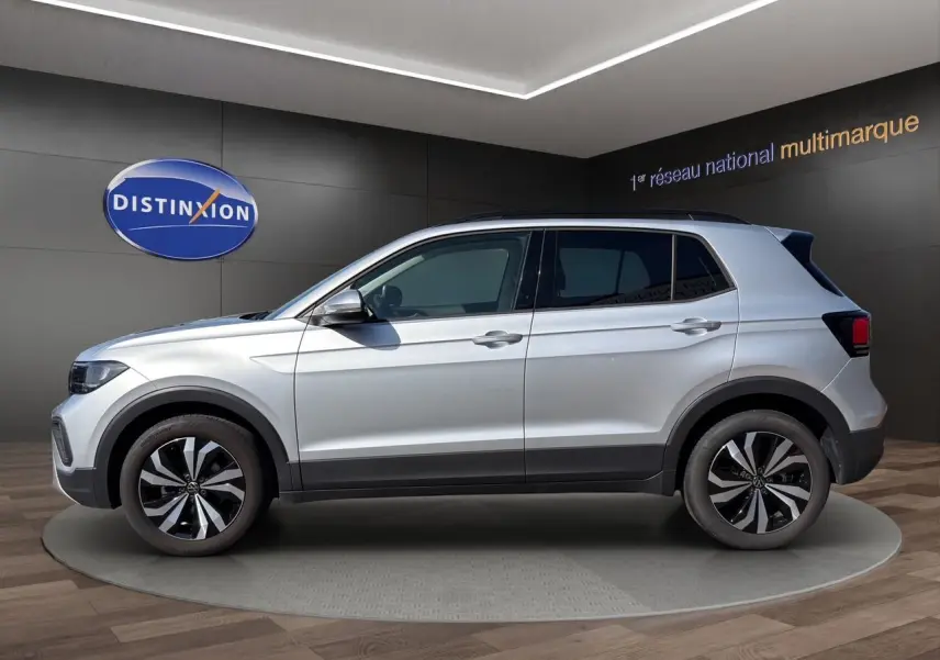 Vue profil droit du Volkswagen T-Cross 2025 en reflet argent avec jantes alliage 17 pouces et vitres arrière surteintées.