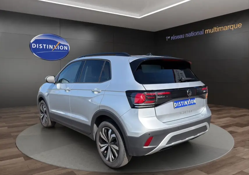 Volkswagen T-Cross argent nacré vue 3/4 arrière droit, avec jantes alliage et vitres surteintées.