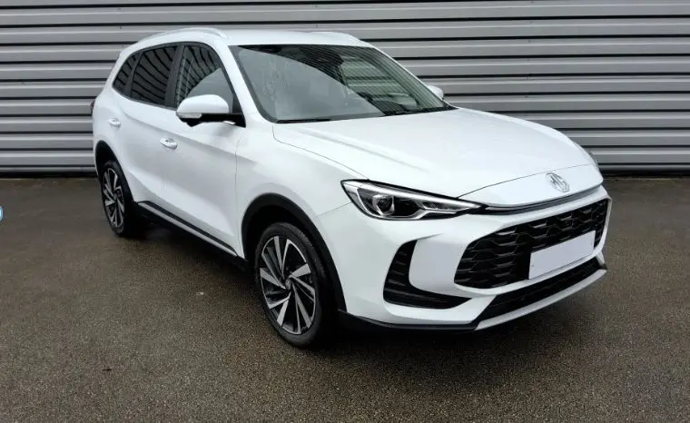 MG ZS 1.5 Hybrid+ 197 Luxury en blanc Dover, vue 3/4 avant avec calandre noire et jantes bi-ton.