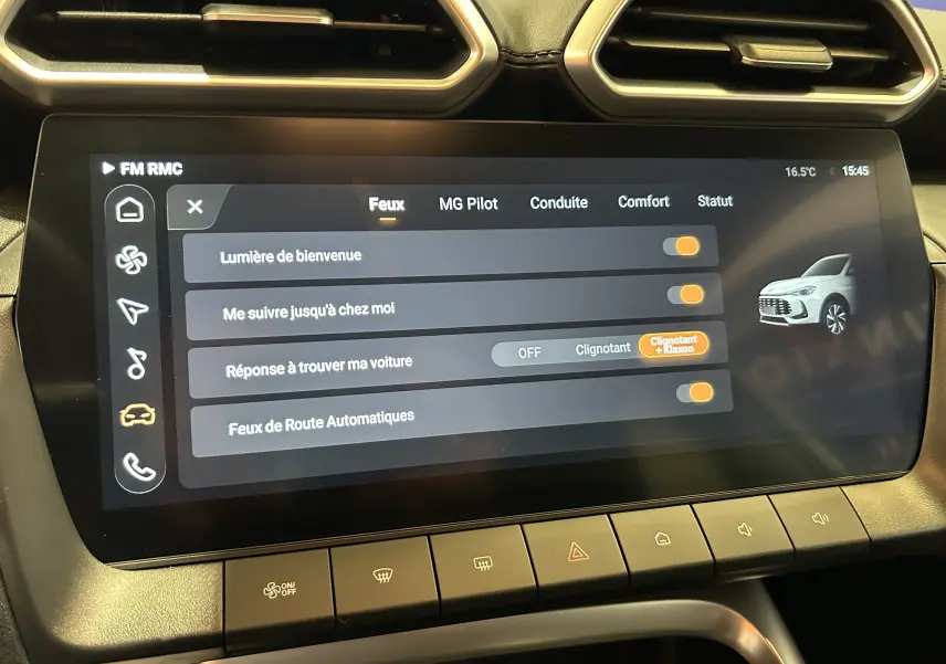 Écran tactile central du MG ZS 1.5 Hybrid+ 197 Luxury en vue rapprochée, affichant les réglages des feux avec illustration du véhicule blanc.