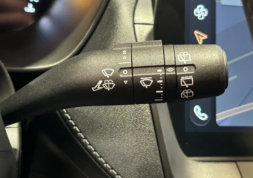 Gros plan sur la manette de commande des essuie-glaces dans l’habitacle du MG ZS 1.5 Hybrid+ 197 Luxury.
