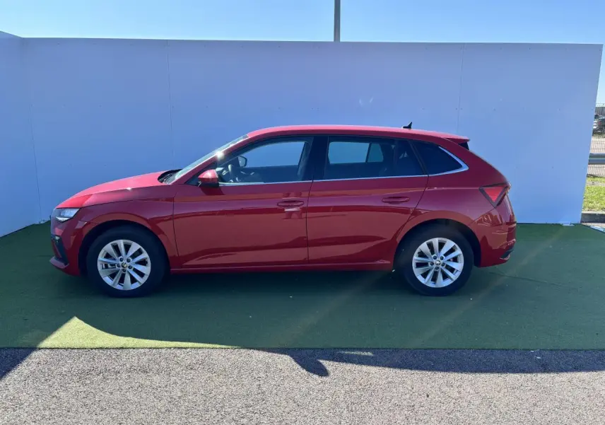 Profil côté gauche d'une Skoda Scala 2024 rouge Velvet Metal avec jantes alliage 16 pouces sur fond neutre.