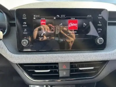 Écran tactile central 8,25" du Skoda Scala 2024 affichant une radio numérique avec commandes tactiles et boutons physiques.