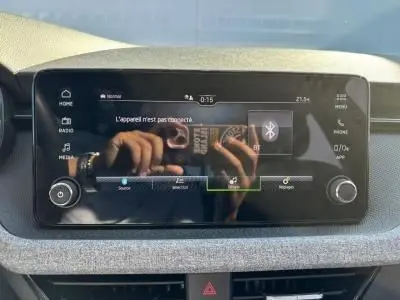 Écran tactile central 8,25'' du Skoda Scala rouge Velvet Metal, affichant un message Bluetooth non connecté.