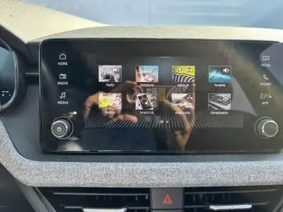 Écran tactile central 8,25 pouces du Skoda Scala 2024 avec interface multimédia et commandes tactiles visibles.
