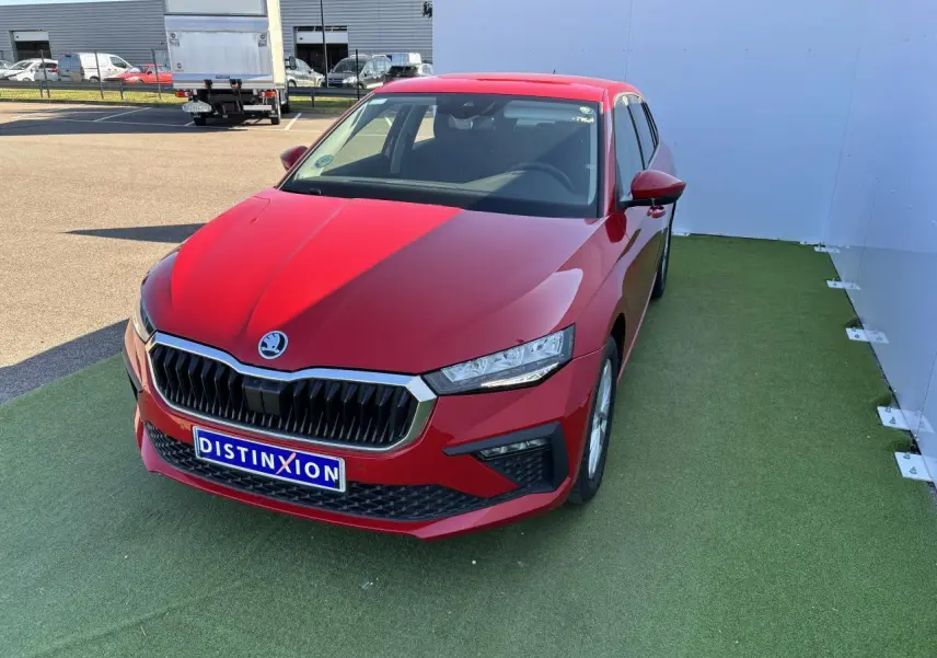 SKODA SCALA rouge Velvet Metal vue 3/4 avant droit, calandre noire et phares Full LED visibles.