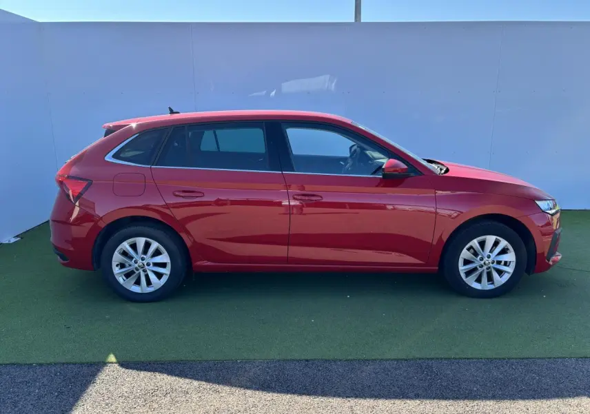Profil côté gauche d'une Skoda Scala rouge Velvet Metal 2024 avec jantes alliage 16 pouces sur fond neutre.