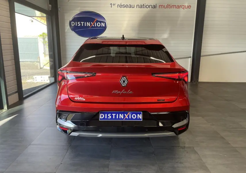Vue arrière d'une Renault Rafale rouge à toit noir avec feux LED en forme de flèche et logo central brillant.