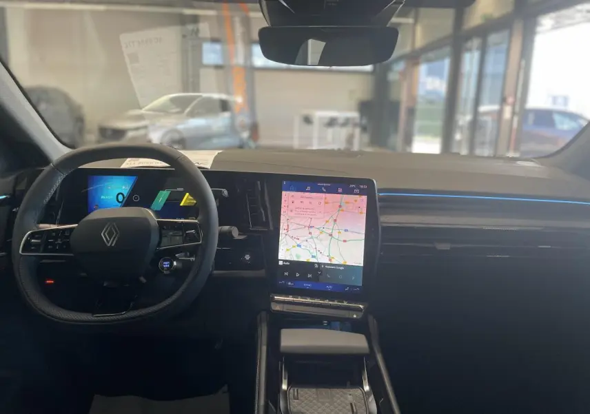 Intérieur Renault Rafale 2025 vu de face, tableau de bord noir avec écran tactile central affichant une carte GPS.