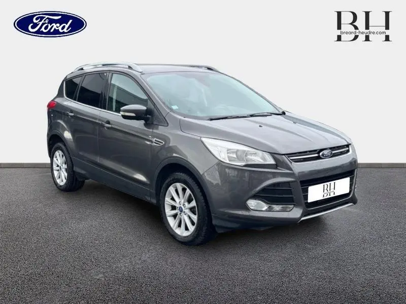 Ford Kuga gris Magnetic en 3/4 avant droit avec jantes alliage et rétroviseurs assortis au véhicule.
