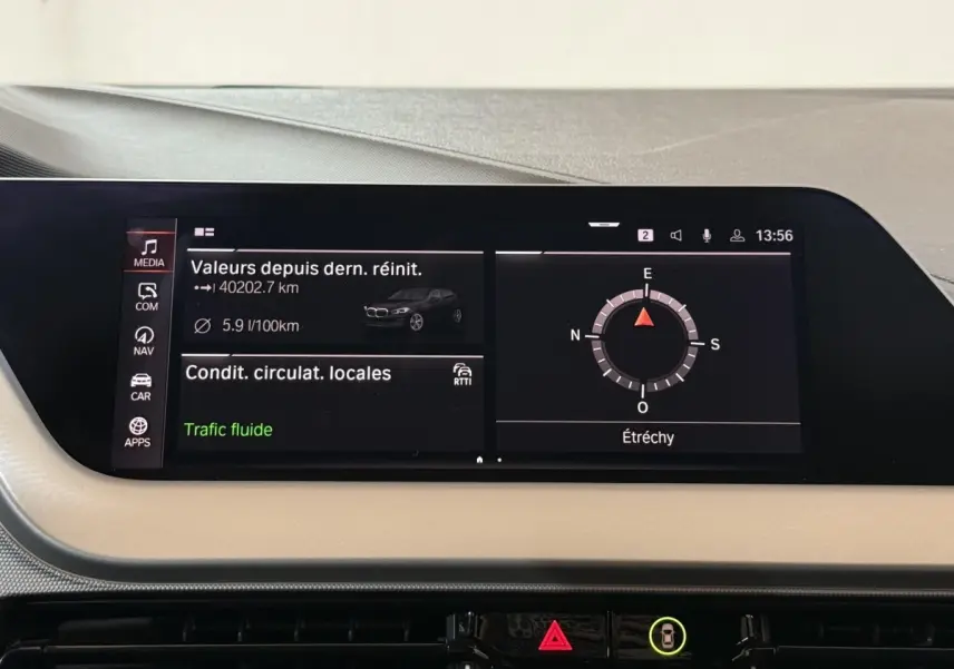 Affichage tactile central de la BMW Série 1 116d Business Design 2022, montrant navigation et infos trafic.