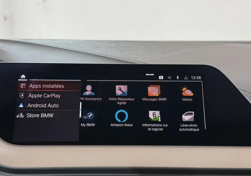 Écran tactile central de la BMW Série 1 116d Business Design 2022 affichant les applications connectées.
