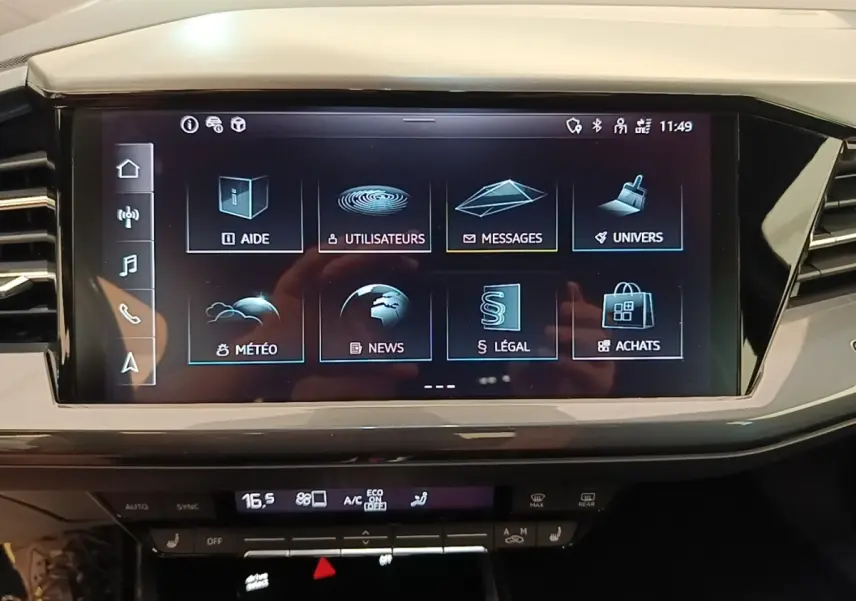 Écran tactile central 11,6 pouces affichant le menu principal dans l’habitacle d’un Audi Q4 E-Tron Sportback noir.