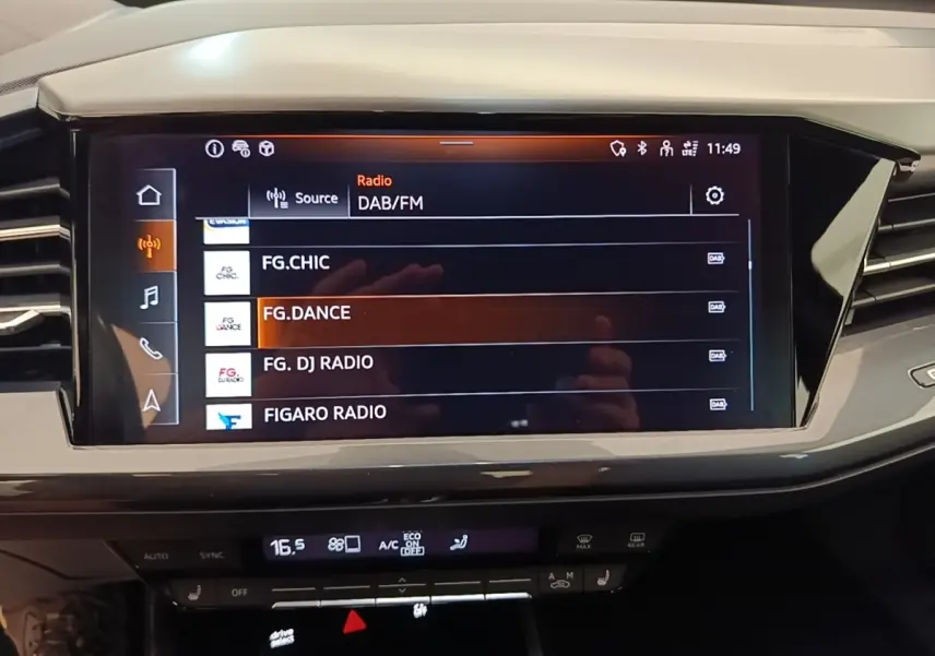 Écran tactile central de 29,5 cm affichant la radio DAB/FM dans l’Audi Q4 E-Tron Sportback noir 2023.