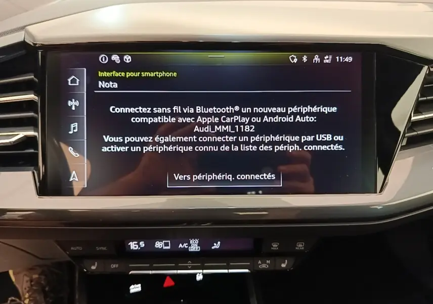 Vue rapprochée de l'écran tactile central noir affichant la connexion Bluetooth dans l'Audi Q4 E-TRON Sportback noir.