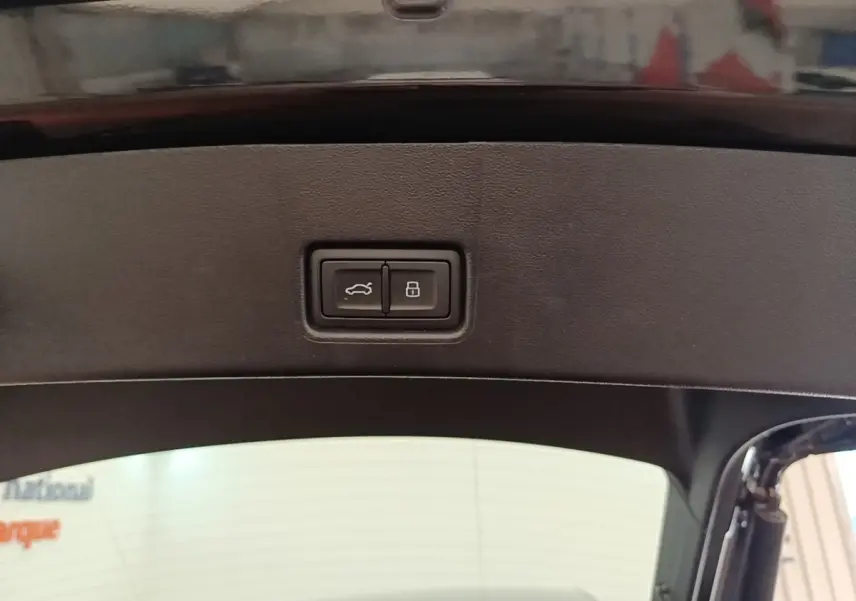 Bouton de fermeture électrique et verrouillage du coffre sur le hayon noir d’un Audi Q4 E-TRON Sportback 2023.