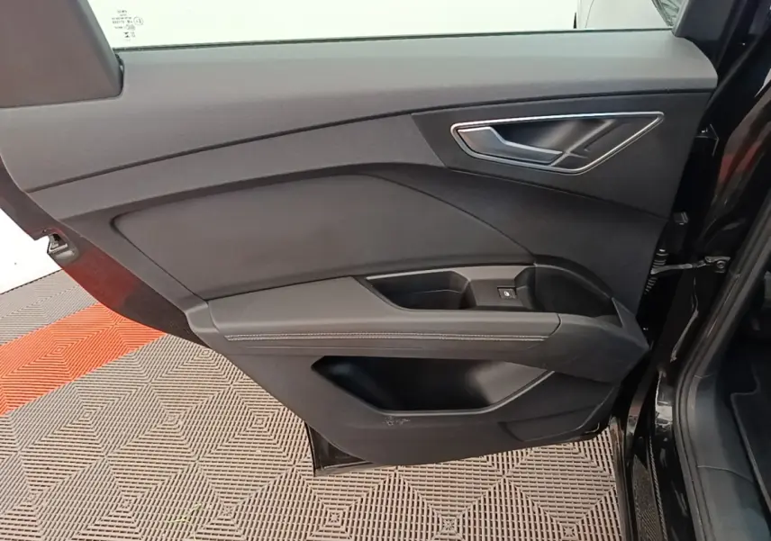 Gros plan sur la porte intérieure côté gauche noire de l’Audi Q4 E-Tron Sportback 2023 avec finition S Line.