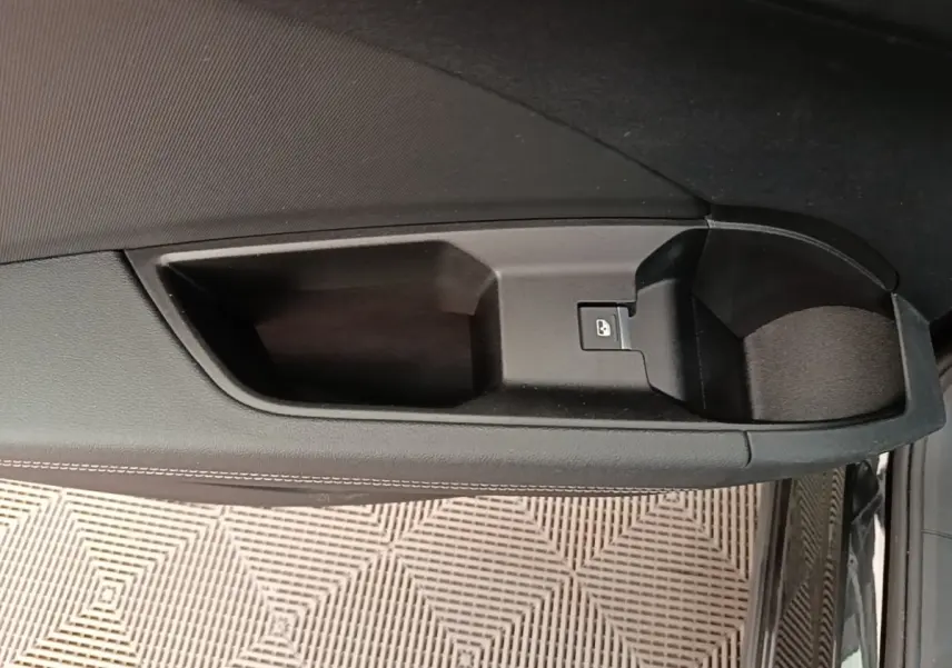 Détail de la poignée intérieure noire côté gauche de la porte d’un Audi Q4 E-TRON Sportback 2023.