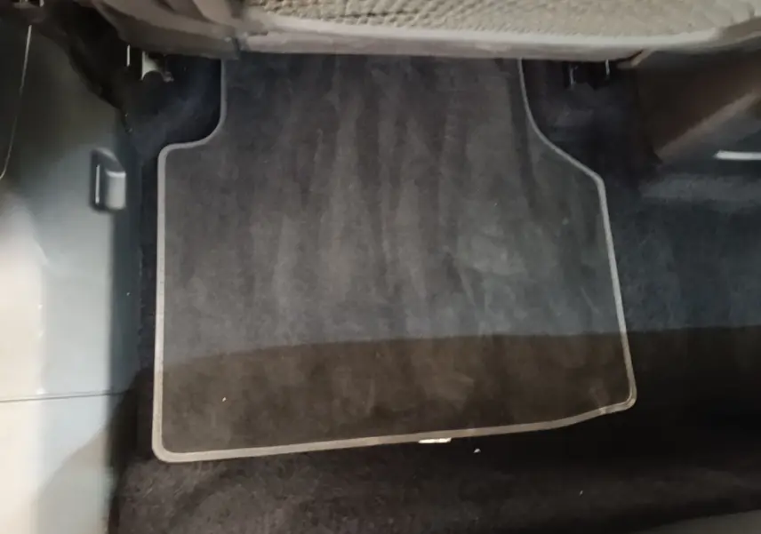 Tapis de sol noir côté passager avant de l'Audi Q4 E-TRON Sportback électrique 2023, vue plongeante intérieure.