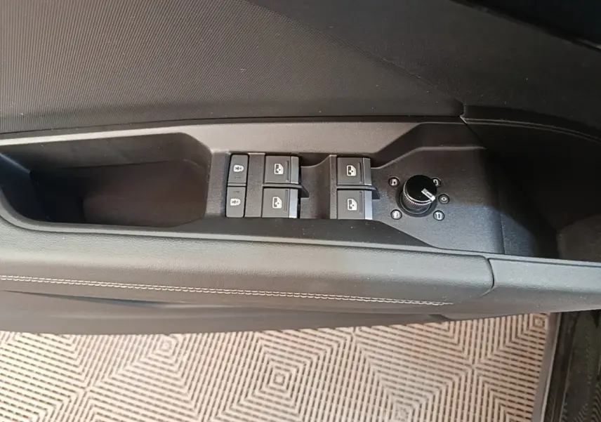 Vue rapprochée des commandes de lève-vitres et réglage des rétroviseurs côté conducteur de l'Audi Q4 E-Tron Sportback noir.
