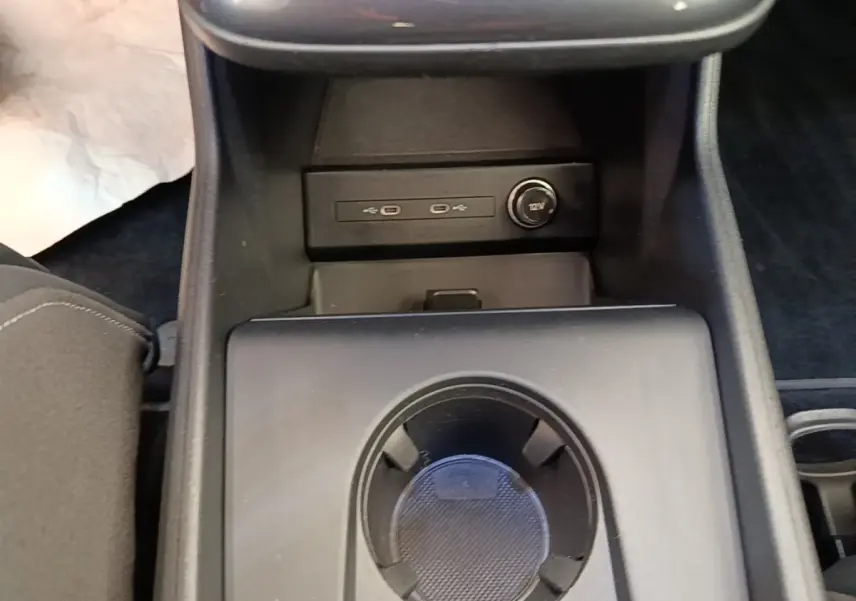 Gros plan sur la console centrale noire de l’Audi Q4 E-TRON SPORTBACK avec prises USB-C et prise 12V visibles.