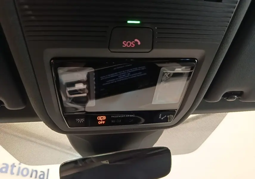 Vue rapprochée du plafonnier intérieur avec bouton SOS et indicateur airbag passager désactivé dans un Audi Q4 E-Tron Sportback noir.