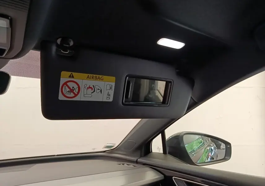 Intérieur Audi Q4 E-TRON Sportback 2023 noir, vue côté passager avec pare-soleil et rétroviseur extérieur visible.