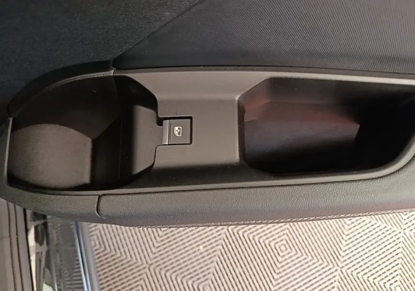 Gros plan sur la poignée intérieure noire de la porte côté conducteur de l'Audi Q4 E-TRON Sportback 2023.