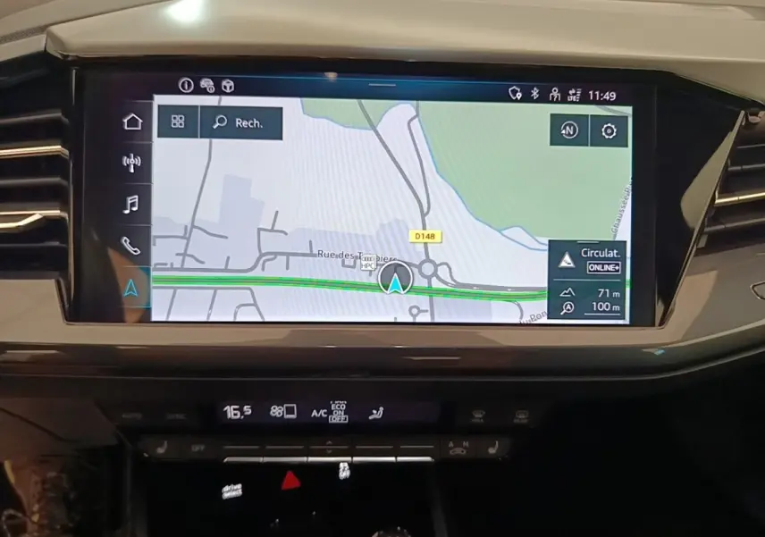 Écran tactile central affichant la navigation dans l’Audi Q4 E-TRON Sportback électrique, intérieur noir.