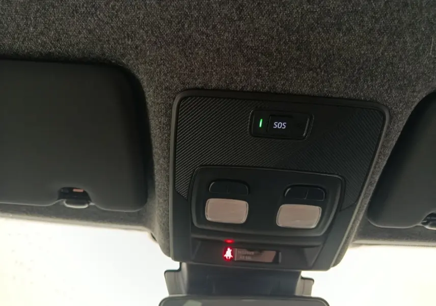 Vue intérieure du plafond de la Renault Clio bleu 2026, montrant les commandes d’éclairage et le bouton SOS éclairé.