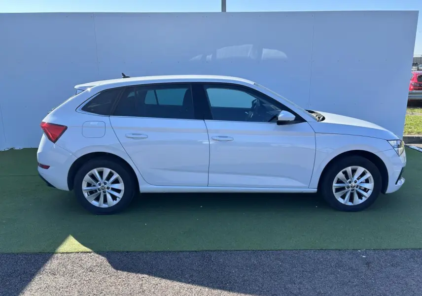 Profil côté droit d'une Skoda Scala blanc glacier 2024 avec jantes alliage 16 pouces sur fond neutre extérieur.
